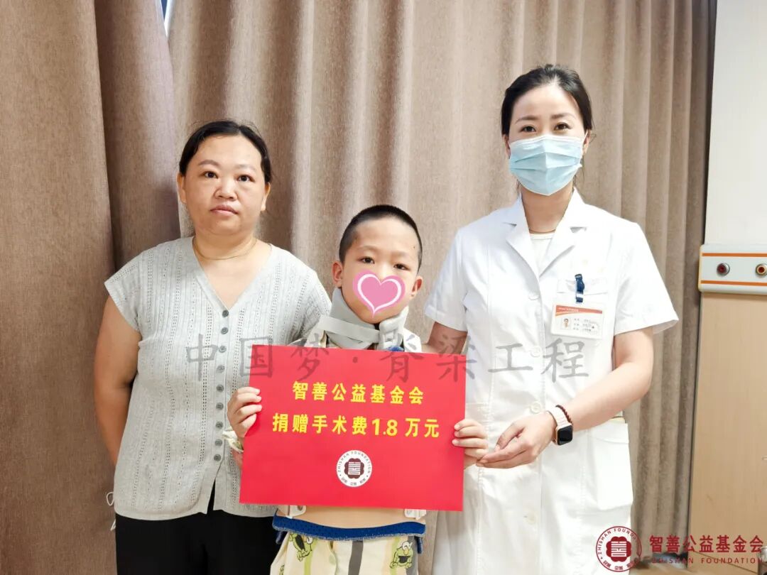 23 北京优联医院肖伶玉护士长将智善公益基金会捐赠的1.8万元转交给贵州六盘水盘县患者小陈.jpg