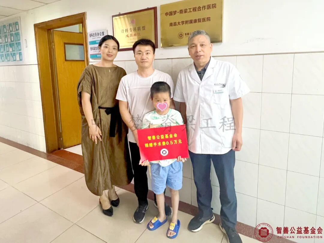 70 南昌大学附属康复医院吴炳华主任（右）和爱心志愿者罗铁姣（左）将智善公益基金会捐赠的5000元转交给江西宜春袁州区患者小温.jpg