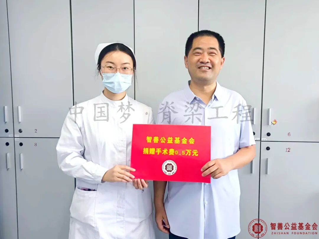 29 武汉同济医院吴青霞护士将智善公益基金会捐赠的5000元转交给湖北黄冈黄梅县患者小方（其父代领）.jpg