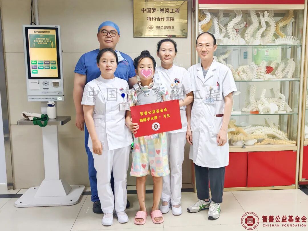 6 宁夏医科大学总医院心脑血管病医院（左起）张建群医生、冯晓霞护士、孙改玲护士、梁思敏医生将智善公益基金会捐赠的1万元转交给宁夏银川灵武区患者小杨.jpg