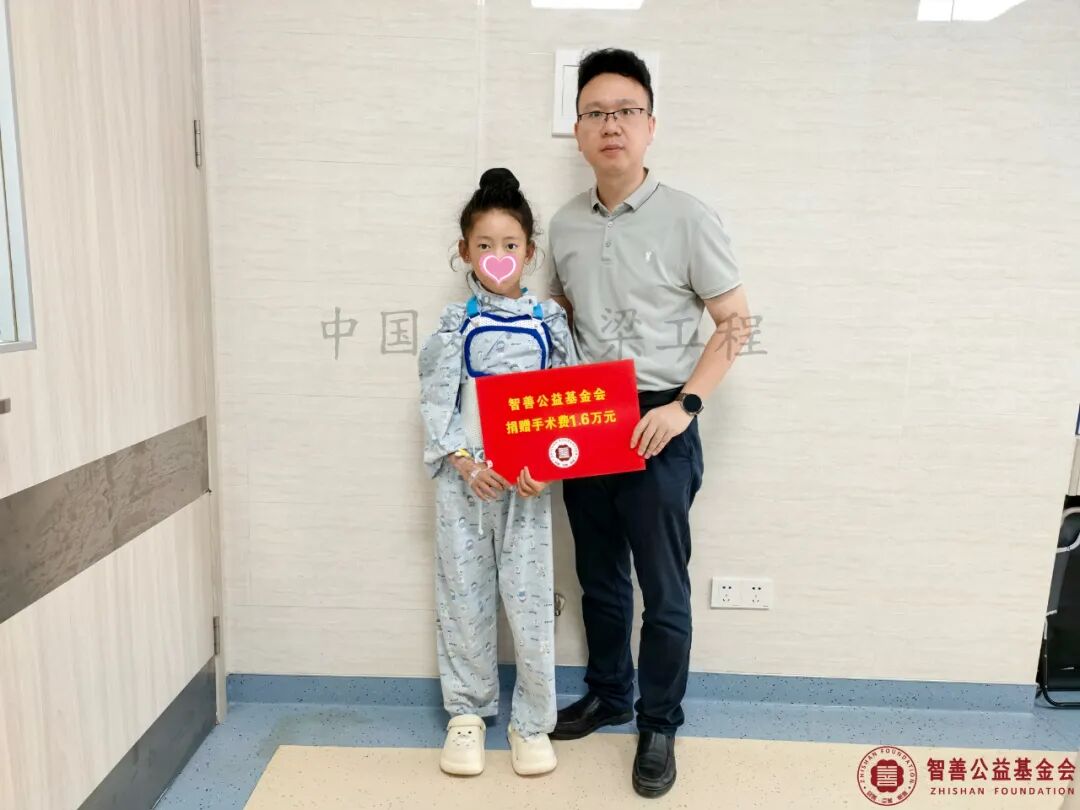 96 南方医科大学南方医院朱永健主管护师将智善公益基金会捐赠的1.6万元转交给西藏日喀则吉隆县患者小拉.jpg