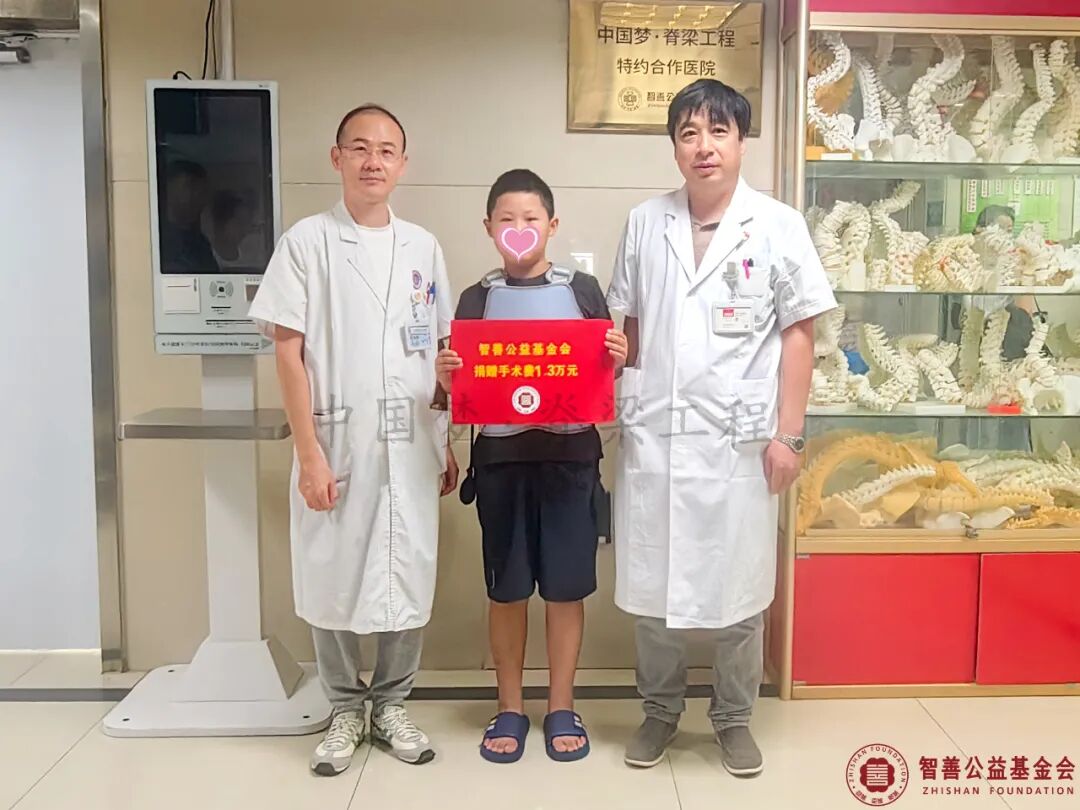 83 宁夏医科大学总医院心脑血管病医院梁思敏医生（左）、马宗军医生将智善公益基金会捐赠的1.3万元转交给宁夏吴忠利通区患者小王.jpg