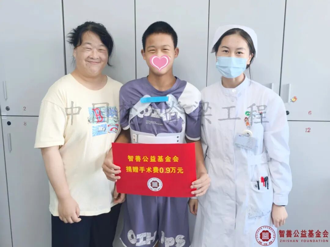 74 武汉同济医院龙雯护士将智善公益基金会捐赠的9000元转交给湖南邵阳绥宁县患者小阳.jpg