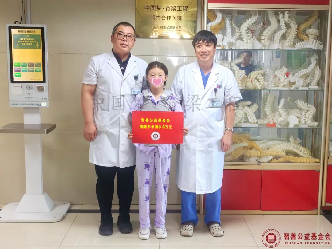 18 宁夏医科大学总医院心脑血管病医院张建群副主任医师（左）、马宗军主任医师将智善公益基金会捐赠的8000元转交给宁夏中卫中宁县患者小罗.jpg