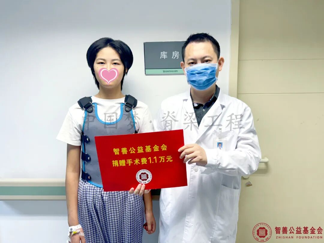 73 北京大学第一医院杨程显医生将智善公益基金会捐赠的1.1万元转交给江西符咒崇仁县患者小周.jpg