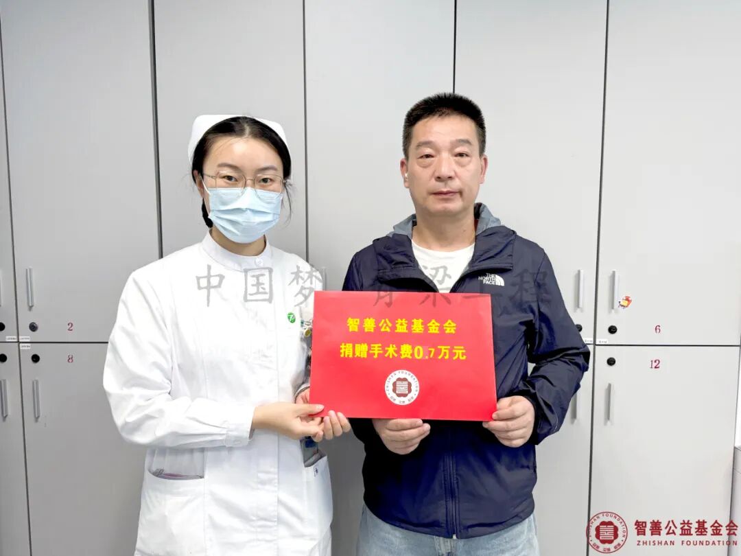 49 武汉同济医院吴青霞护士将智善公益基金会捐赠的7000元转交给湖北武汉洪山区患者小容（其父代领）.jpg