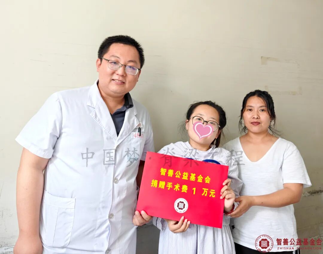 2 首都医科大学附属北京朝阳医院王云生医生将智善公益基金会捐赠的1万元转交给河北衡水安平县患者小梁.jpg