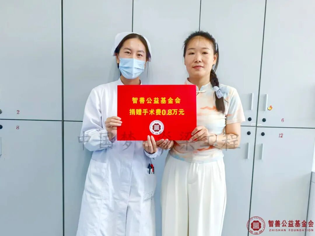64 武汉同济医院龙雯护士将智善公益基金会捐赠的8000元转交给湖北荆门钟祥市患者小余（其母代领）.jpg