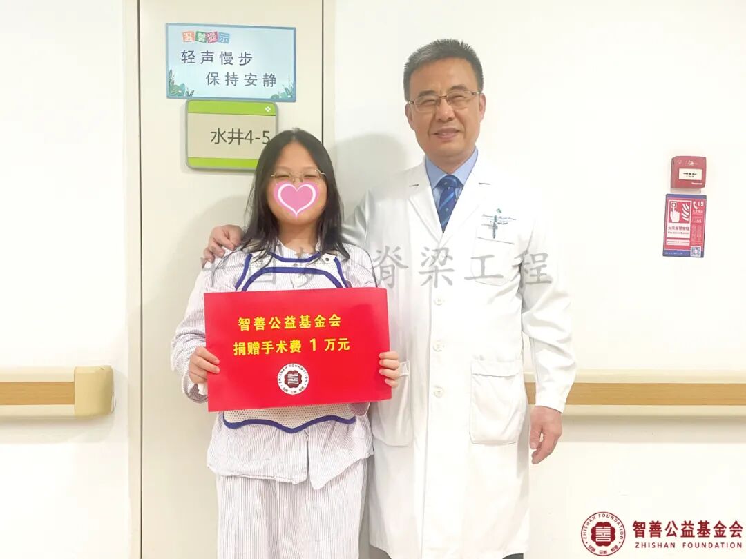 39 香港大学深圳医院陶惠人教授将智善公益基金会捐赠的1万元转交给海南海口秀英区患者小张.jpg