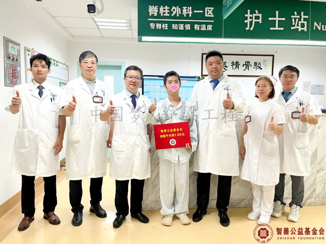 57 广州医科大学附属第二医院江晓兵主任（左三）和（左起）招文华主治医师、赵玉副主任医师、唐晶晶主治医师、梁卓智护士长、钟芳灵医师将智善公益基金会捐赠的1万元转交给江西吉安青原区患者小谢.jpg