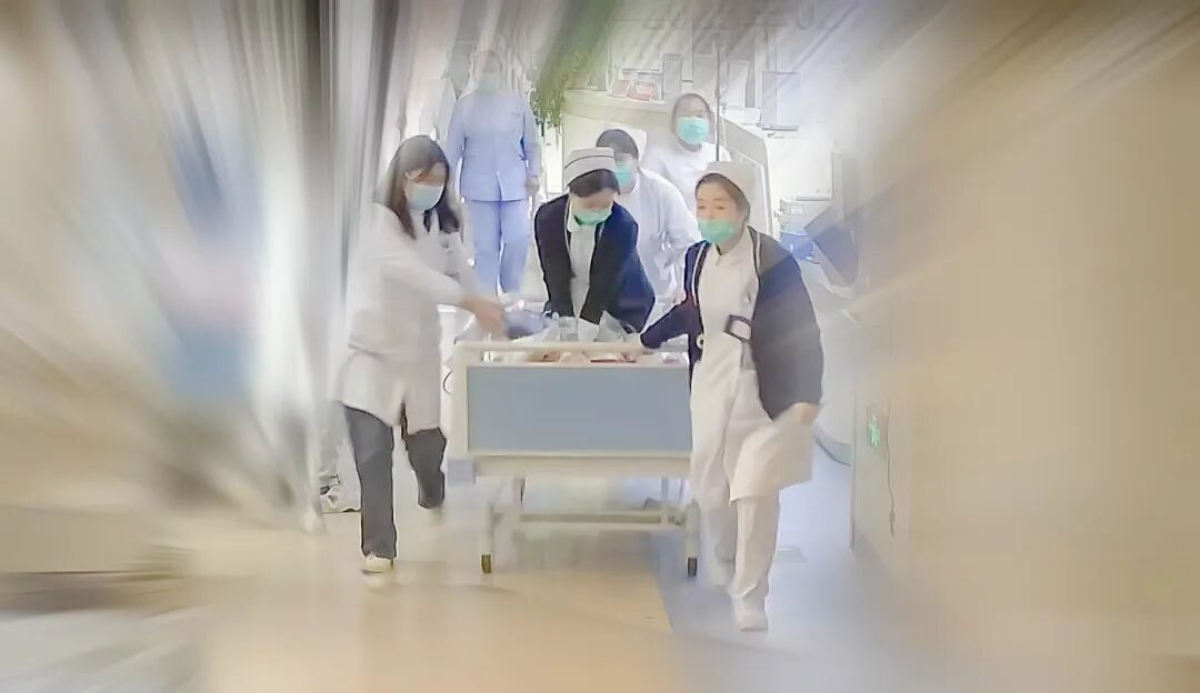 “硬核抢救”跑赢死神！争分夺秒为生命“接力”
