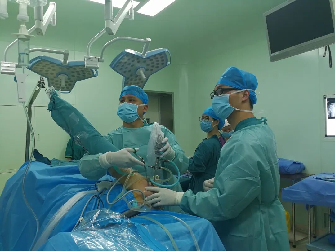 手术电钻怎么用电锯电钻抡大锤，骨科手术蛮怕人？很多专家早就转型玩“针线活”了_https://www.jmylbn.com_新闻资讯_第13张