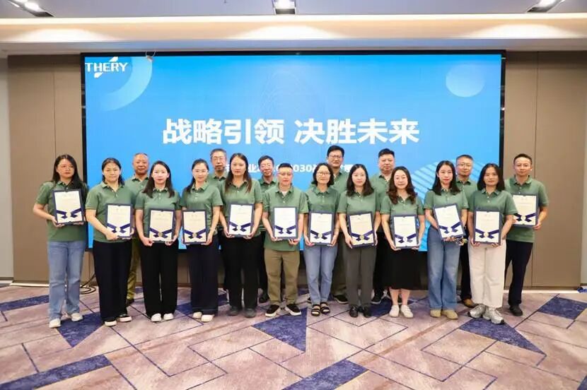 一群人站在屏幕前 描述已自动生成