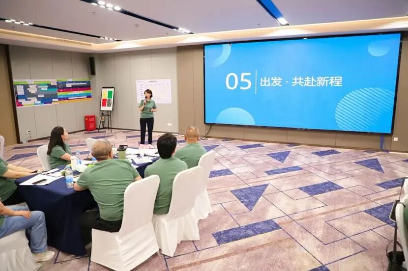 人们在房间里 描述已自动生成