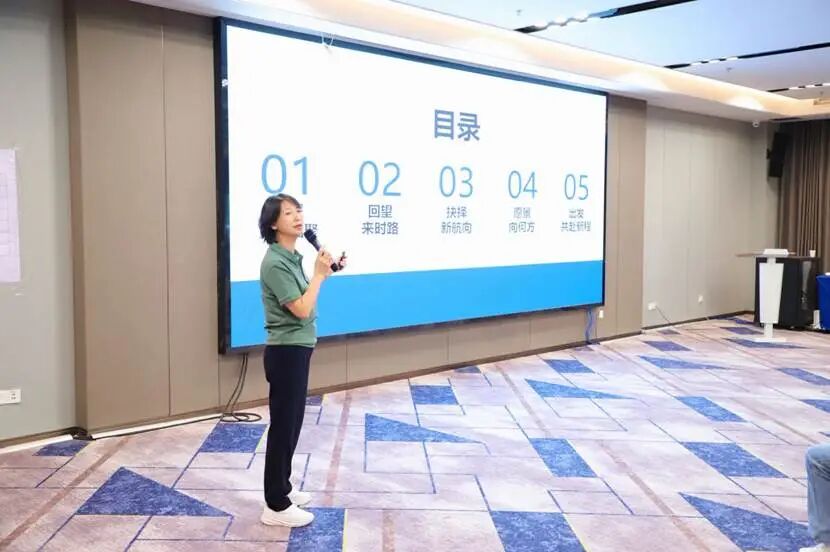 图片包含 建筑, 地板, 女人, 站 描述已自动生成