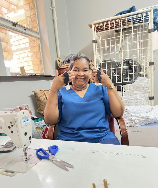 光疗时为什么黑眼罩【妇幼人文】巧手以柔光 暖护新生眸│援外护士用冲锋衣爆改护眼罩_https://www.jmylbn.com_新闻资讯_第11张