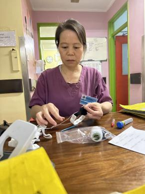 光疗时为什么黑眼罩【妇幼人文】巧手以柔光 暖护新生眸│援外护士用冲锋衣爆改护眼罩_https://www.jmylbn.com_新闻资讯_第5张