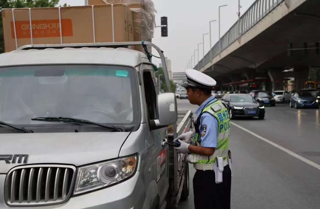 62米巨无霸货车走错路被罚