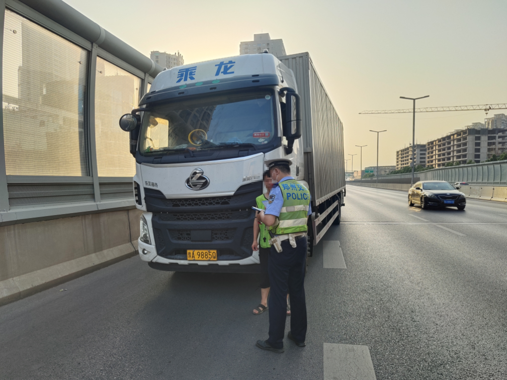 62米巨无霸货车走错路被罚