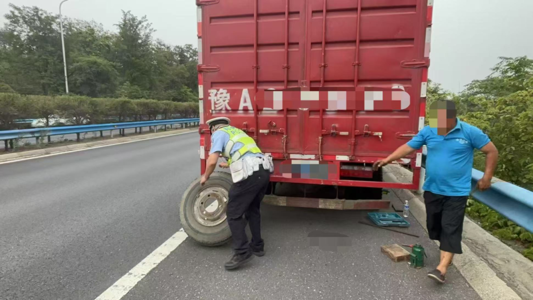 62米巨无霸货车走错路被罚