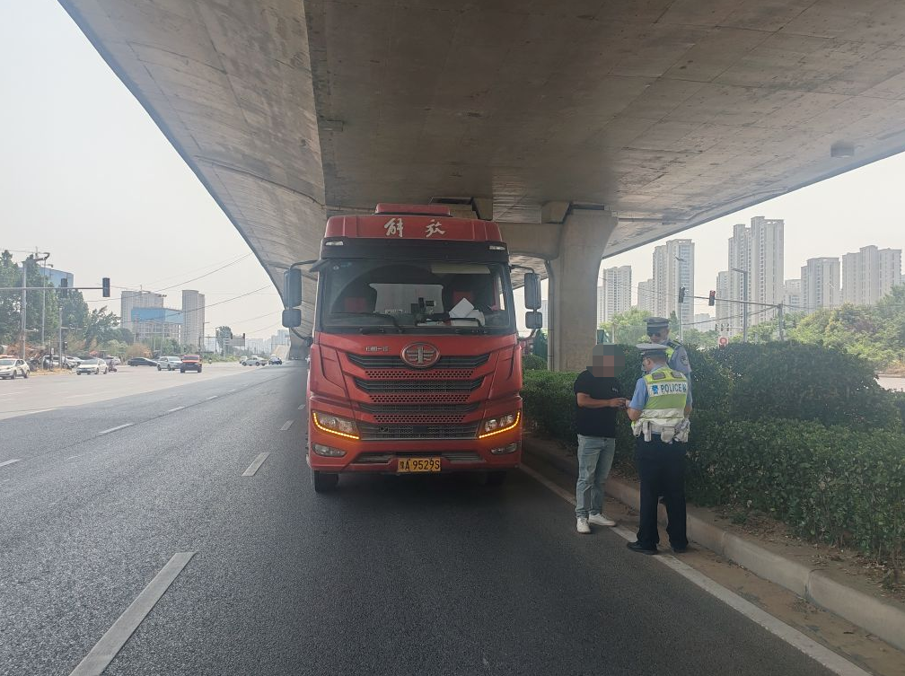 62米巨无霸货车走错路被罚