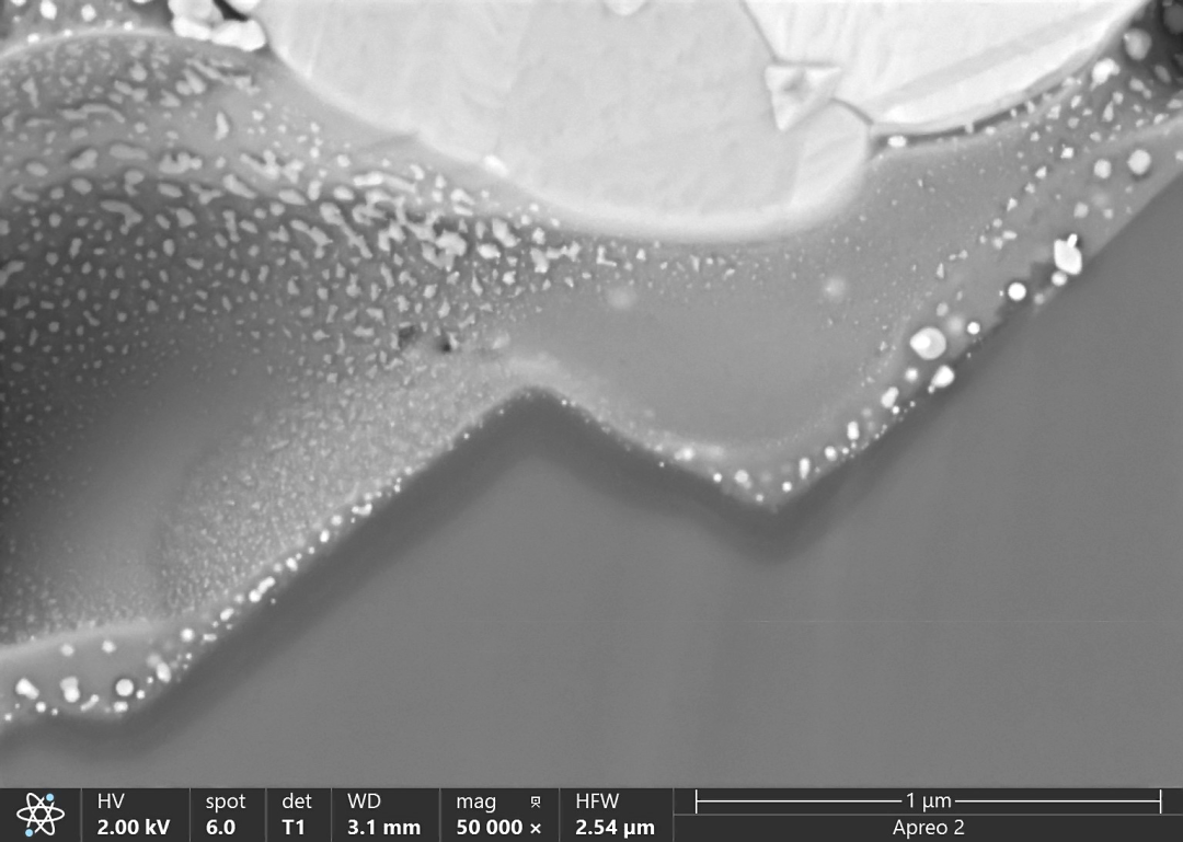 晶硅太阳能电池界面状态的观察
