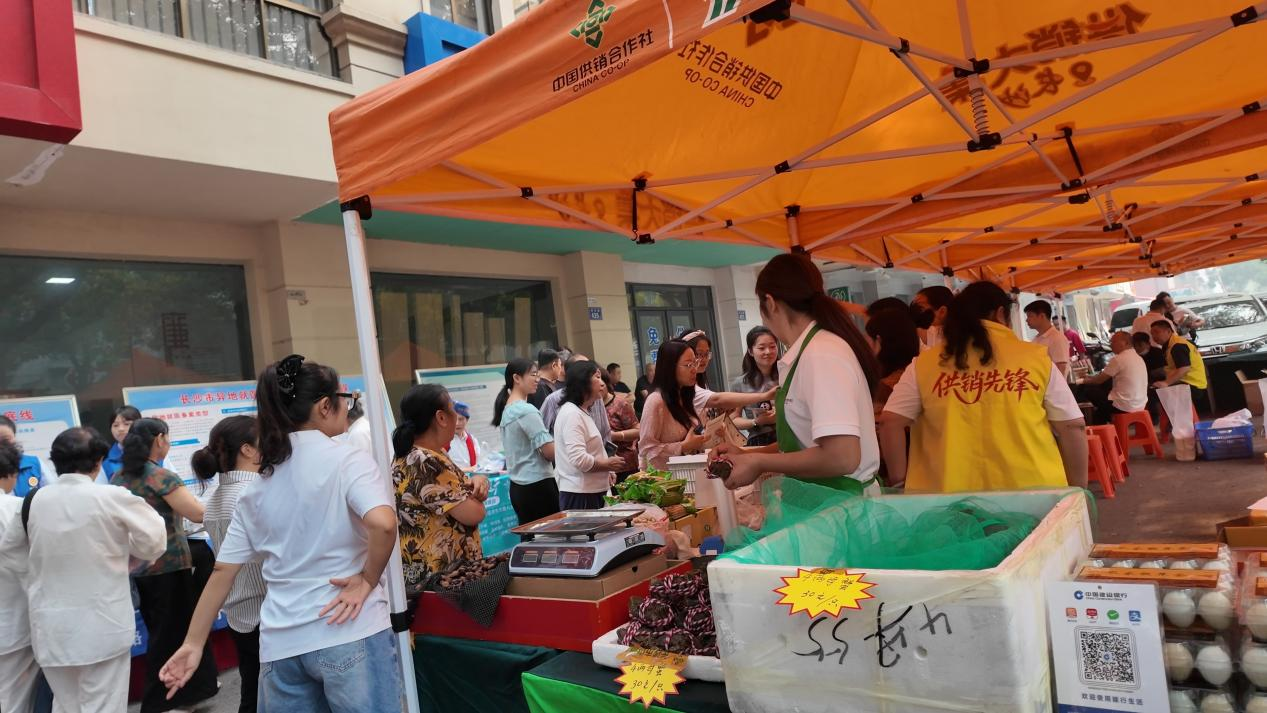 长沙流动供销暖重阳 乡间好物进社区