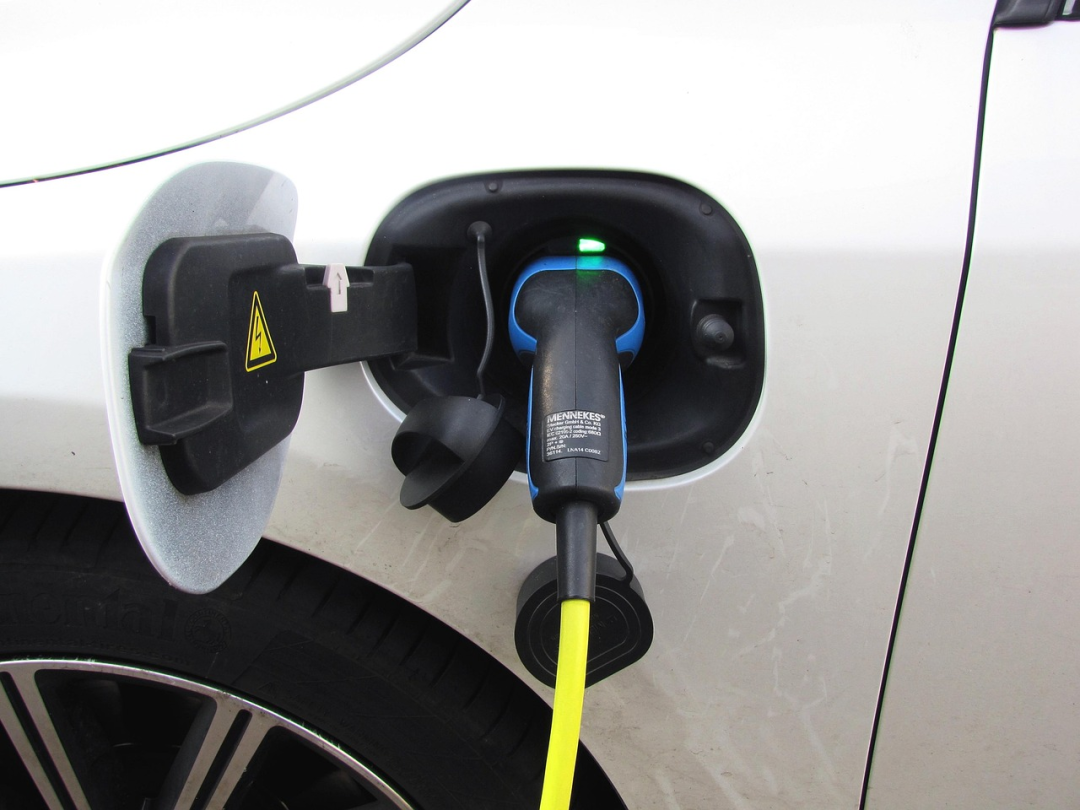從600V到1000V：表面漏電起痕測試(STT)為超級快充系上“安全帶”！