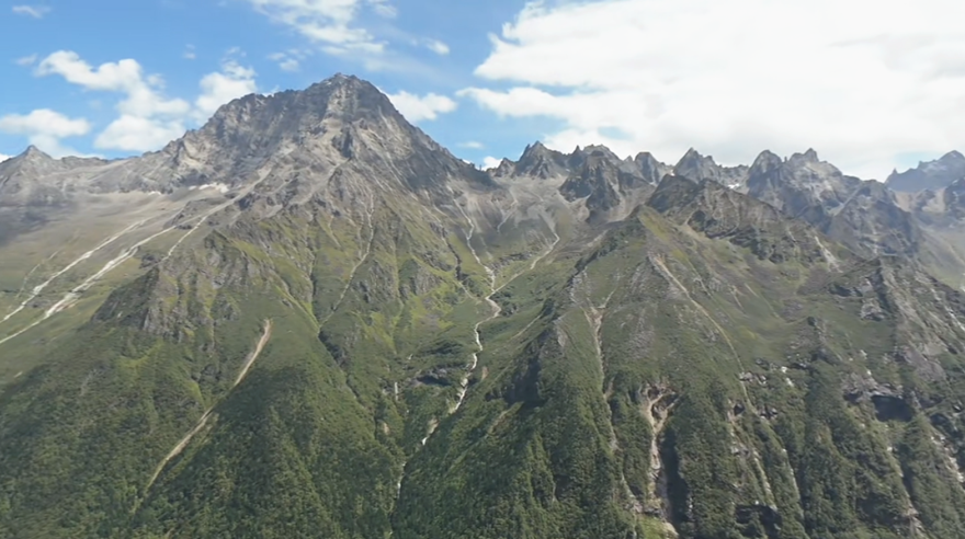 四川现一峡十瀑奇观