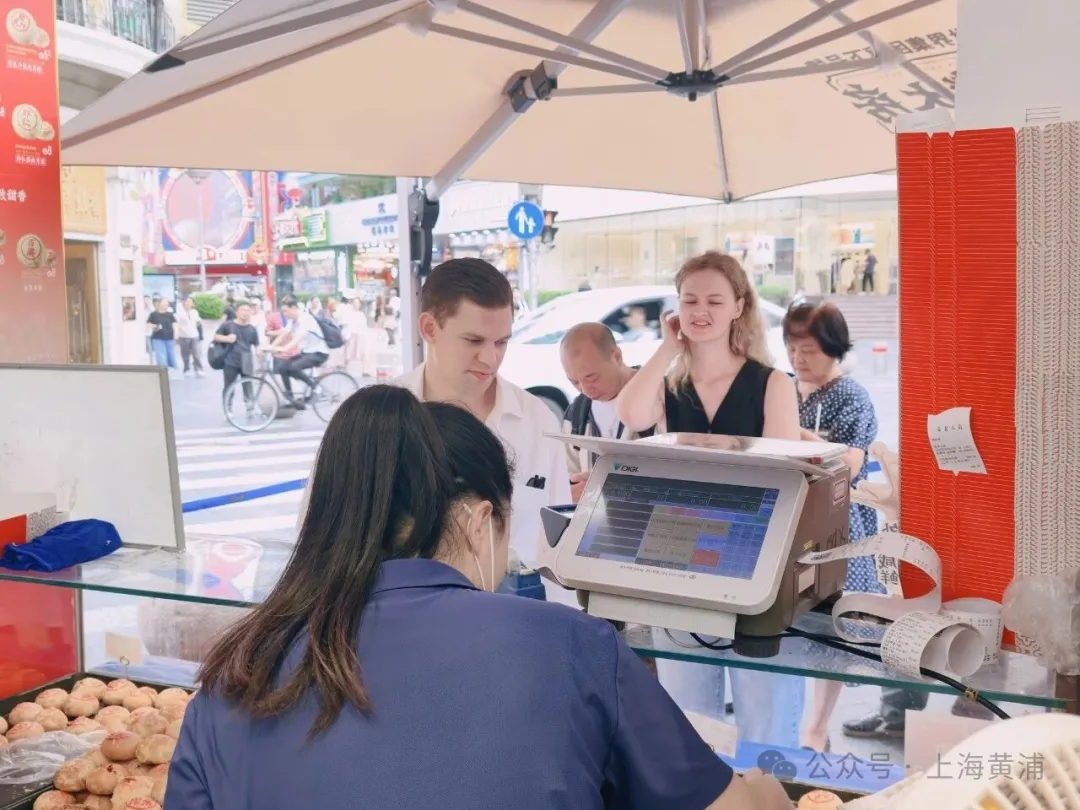 Shanghai Pork Mooncakes ： Why Foreigners Queue 40 Minutes