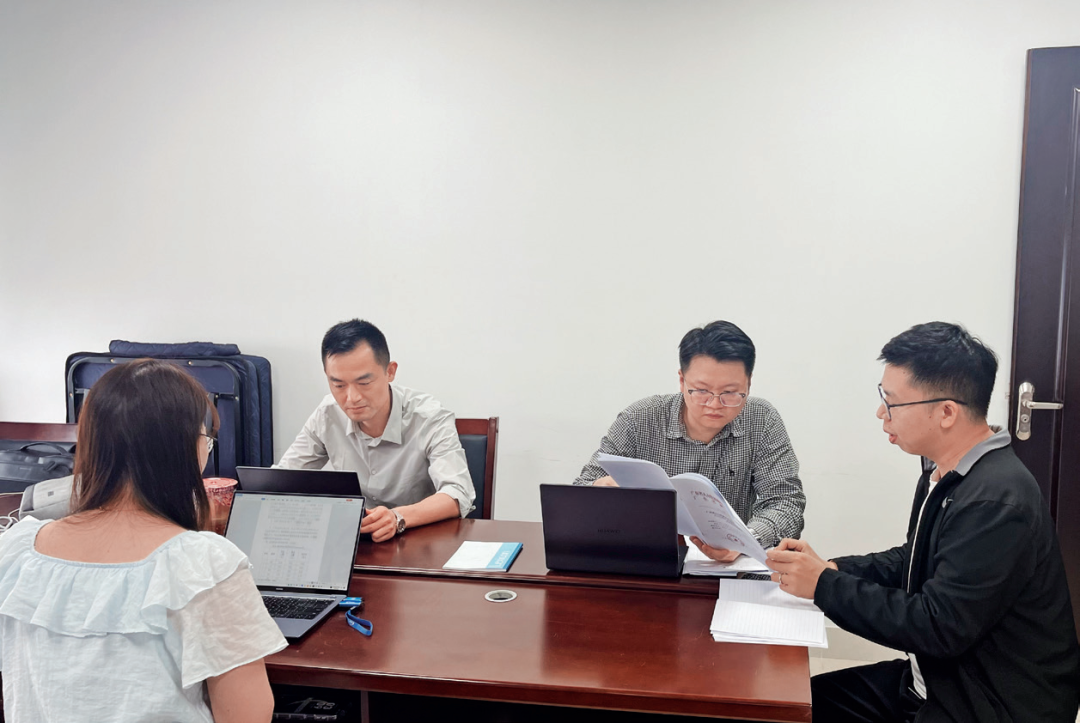 李鹏威（右二）向被审计单位了解政策执行情况