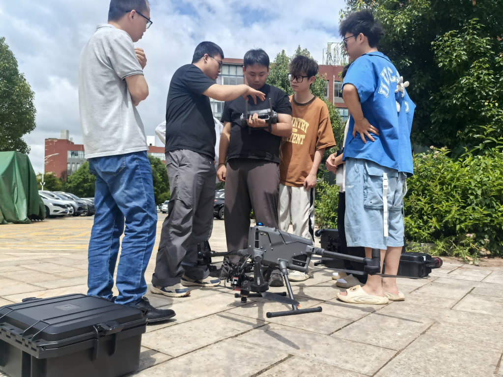 安装案例 | 昆明理工大学 300L 轻型机载高光谱成像系统 安装培训